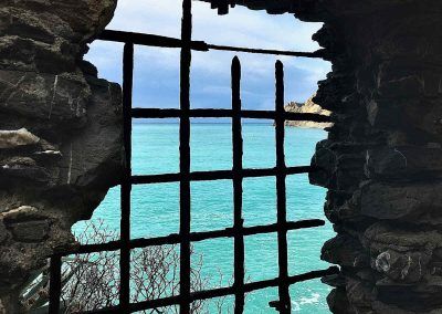 Cinque Terre scorcio da una finestra di un muro di pietra sul mare