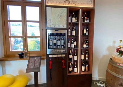 Espositore di vino all'interno dell'Agri Wine Tasting Tour a Barolo