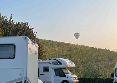 Parcheggio camper di Barolo con mongolfiera sullo sfondo