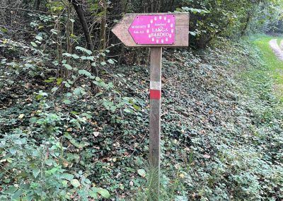 Cartello segnaletico sentiero tra Barolo e Monforte d'Alba