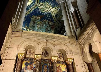 Foto interna ad una pareti di mosaici della Basilica del Sacro Cuore di Parigi