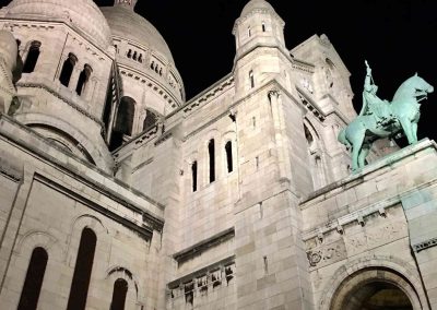 Esterno della Basilica del Sacro Cuore di Parigi di sera