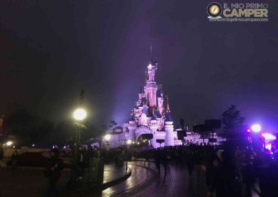 Castello di Disneyland Paris illuminato di sera