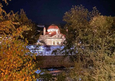 Teatro di Merano di notte affacciato sul fiume Passirio