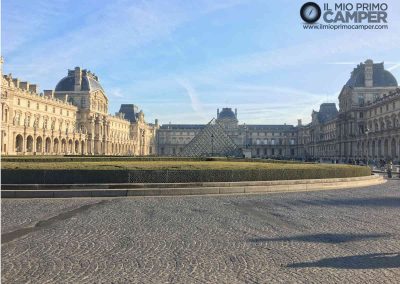 Museo del Louvre fotografato dalla piazza di giorno