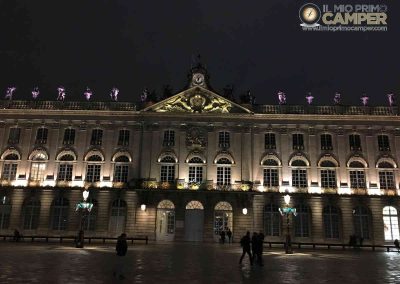 Palazzo illuminato di sera a Piazza Stanislas a Nancy