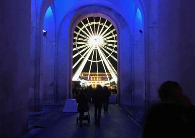 ruota panoramica di Nancy vista da un porticato della piazza di sera