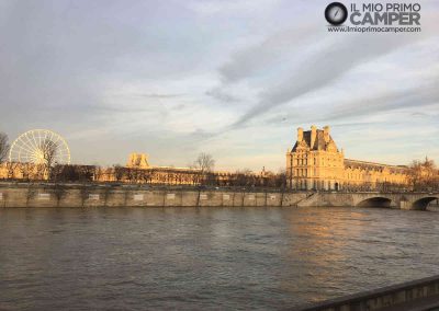 Louvre visto dalla Senna con ruota panoramica sulla sinistra