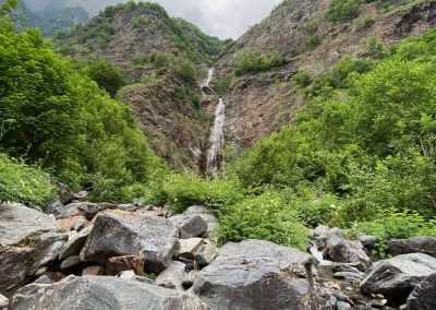 piccola cascata nella roccia sul sentiero valbondione Baite di Maslana