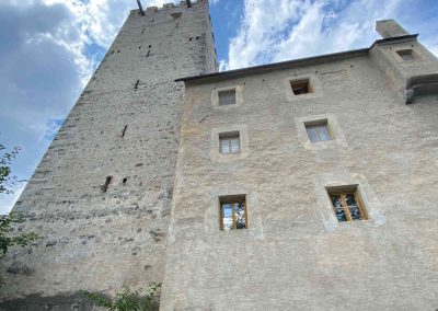 facciata del Castello di Brunico vista dal basso