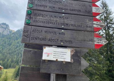 cartelli con sentieri delle Odle in Val di Funes
