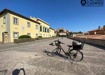 e-bike fuori dalla villa di napoleone isola d'elba