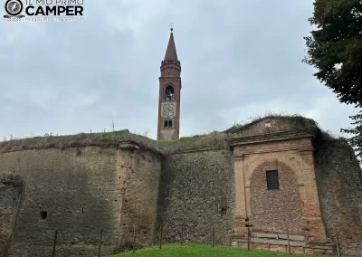 mura di pizzighettone con il campanile sullo sfondo