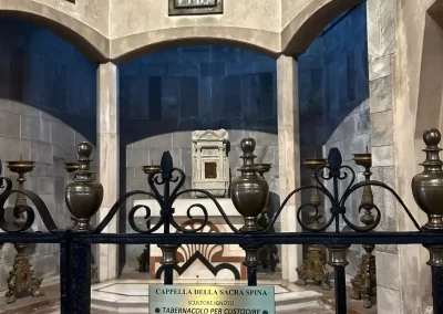 la cappella con il piccolo tabernacolo che custodisce la sacra spina della chiesa di san bassiano a pizzighettone